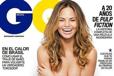 Vyrų žurnalo viršeliui modelis Chrissy Teigen pozavo be liemenėlės