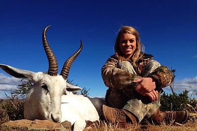 „Facebook“ ištrynė Kendall Jones medžioklės nuotraukas, bet paliko paskyrą „Nužudyk Kendall Jones“