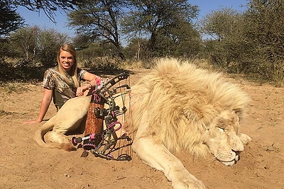 19-metės amerikietės Kendall Jones nuotraukos su sumedžiotais Afrikos gyvūnais internete sulaukė aštrios kritikos