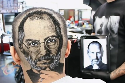 Dvigalvystė: kirpėjas kuria itin tikroviškus portretus ant žmogaus galvos