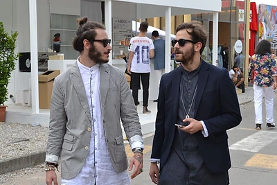 Gatvės stilius: marškinių kultas ir eksperimentai su proporcijomis