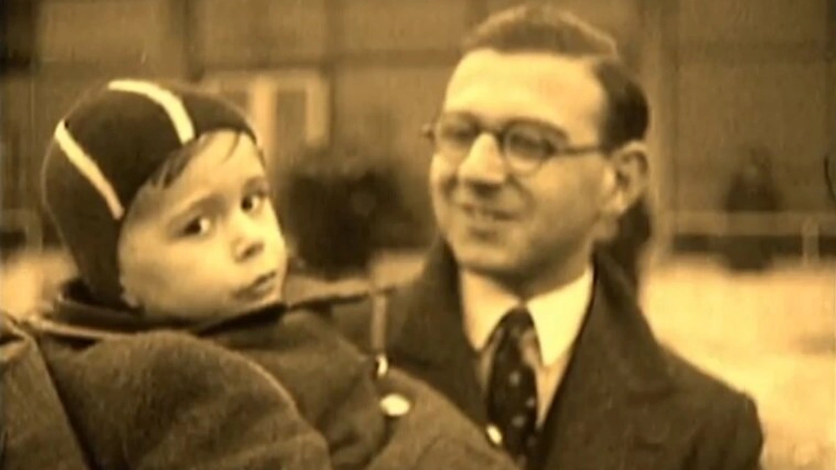 Seras Nicholas Wintonas su vienu iš žydų vaikų, kurį išgelbėjo per holokaustą