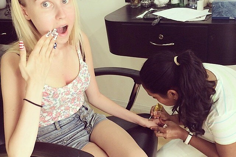 Simonai Milinytei daroma netikra tatuiruotė