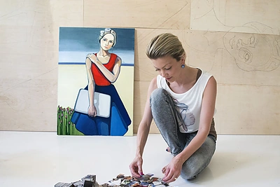 Agnė Kišonaitė nutapė šiuolaikinės lietuvės paveikslą ir kviečia jaunimą kartu kurti koliažą