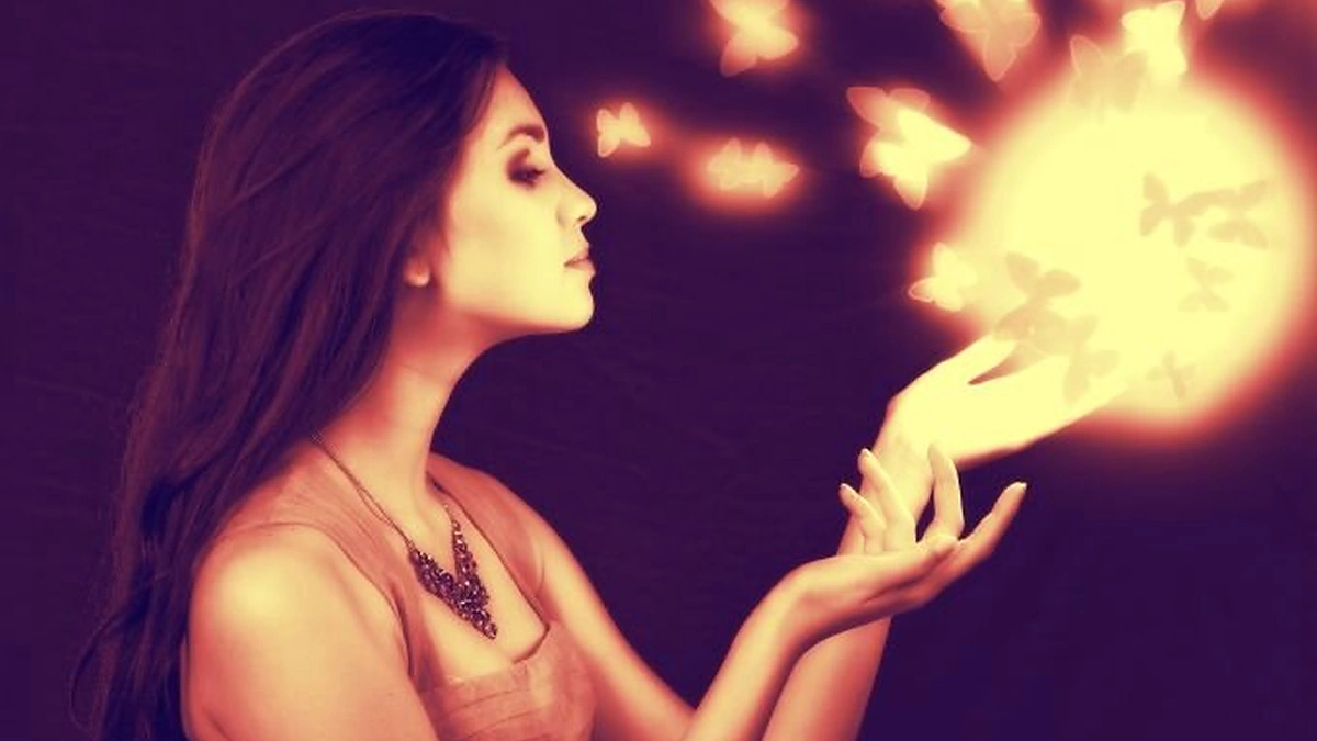 Moteris su drugeliais