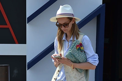 Gatvės stilius: moteriškumas vyriškame garderobe