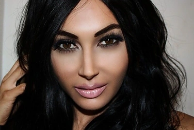 Norėdama būti panaši į Kim Kardashian britė grožio procedūroms išleido 18 tūkst. svarų