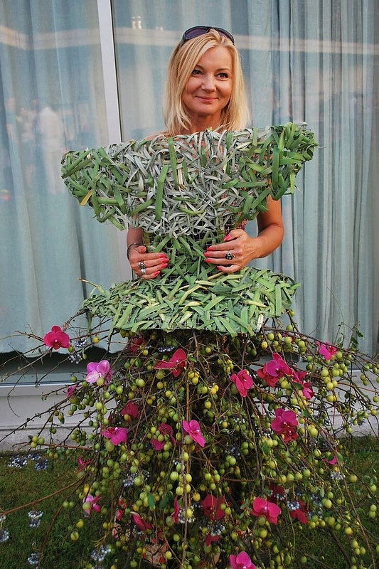 Floristų sukurta suknelė