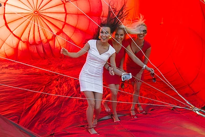 „69 Danguje“ merginos naują vaizdo klipą filmavo karšto oro balione