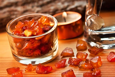 Gintaro savybės: kuo jis naudingas vaikams?