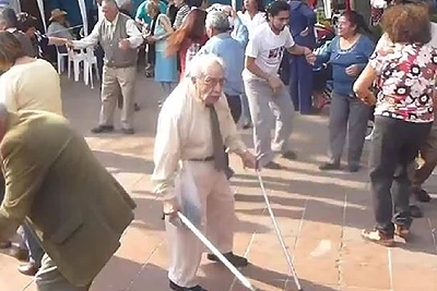 Nuotaikos dozė: šis senukas išmokys jus, kaip reikia šokti