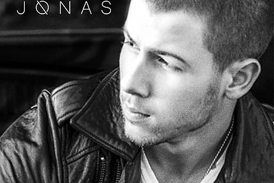 Po grupės „Jonas Brothers“ išsiskirstymo Nickas Jonas pristato solinį kūrinį „Chains“