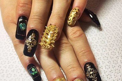 Simonos Milinytės manikiūras – nagai su spygliais ir kryžiais