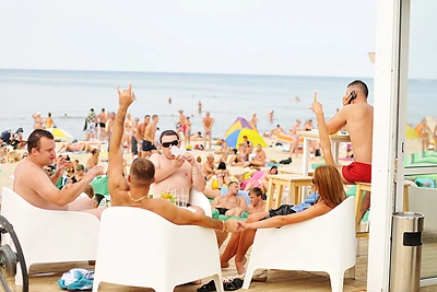 „Mojo Lounge“ lauko terasos lankytojai