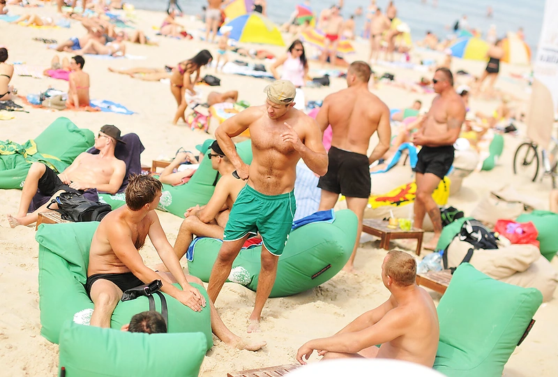 „Mojo Lounge“ lauko terasos lankytojai