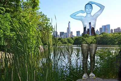 Trinos Merry tapyti modeliai susilieja su Niujorko kraštovaizdžiu