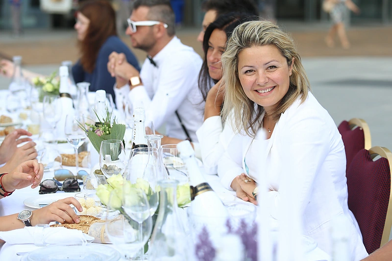 Magiškos „Vakarienės baltai“ repeticijai Beata Nicholson pasipuošė 12 metų senumo suknele