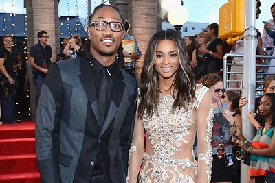 Trijų mėnesių sūnų auginančią dainininkę Ciarą reperis Future išdavė su kita