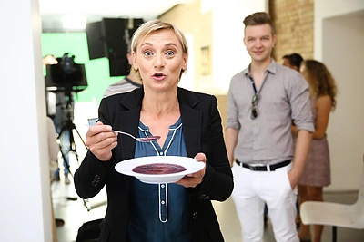 Internetinė laida „VIRAL‘as“ keliasi į televiziją, vedėjų duetą papildė aktorė