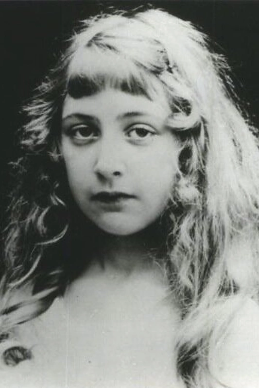 Anglų rašytoja Agatha Christie vaikystėje (1890–1976)