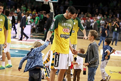 Vaikai sveikina tėvus