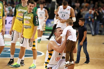 Vaikai sveikina tėvus