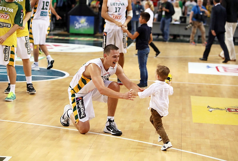 Vaikai sveikina tėvus