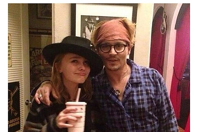 Johnny Deppo duktė Lily-Rose Depp gina jį po kaltinimų smurtu