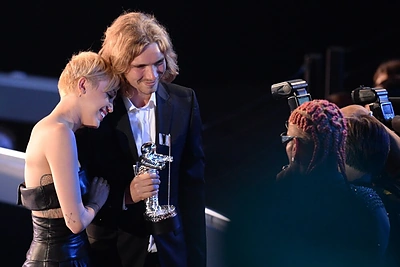 Miley Cyrus per vieną dieną benamių jaunuolių prieglaudai padėjo surinkti 200 tūkst. dolerių