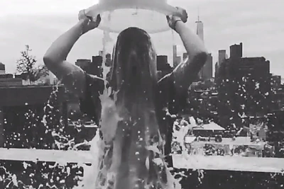 Aktorė Olivia Wilde vietoje kibiro ledinio vandens apsipylė pienu