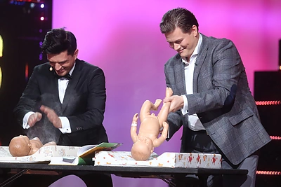 Būsimam tėvui Merūnui Vitulskiui teko parodyti, kaip jis moka vystyti kūdikį