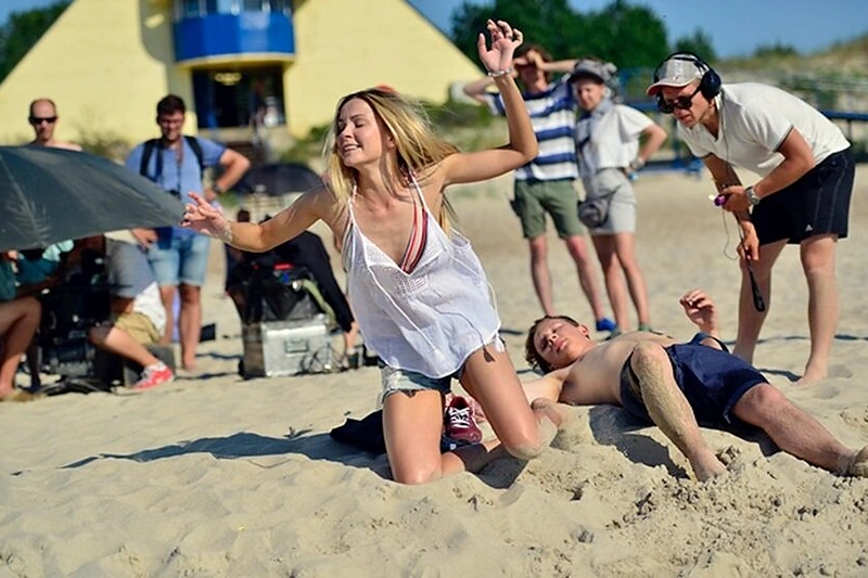 Nidoje nufilmuota lietuviška juosta „Dėdė, Rokas ir Nida“: ar gros filme Martynas Levickis?