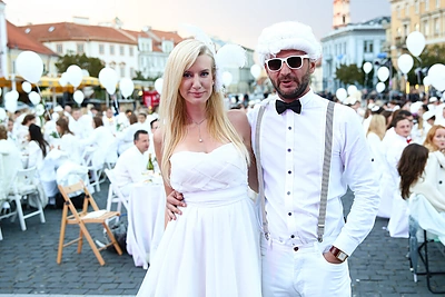 Keliautojas Darius Tolušis ir Erika Purauskytė – stilingieji „Vakarienės baltai“ svečiai