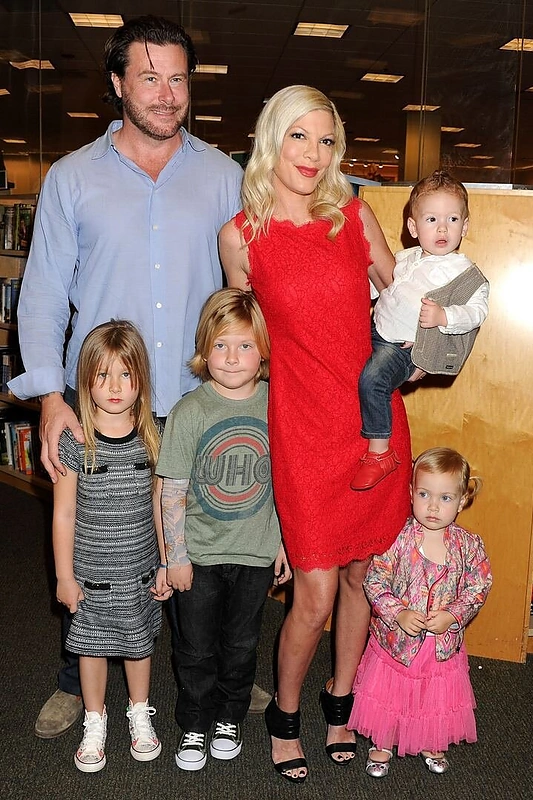 Tori Spelling ir Deanas McDermottas su vaikais Stella, Liamu, Finnu ir Hattie