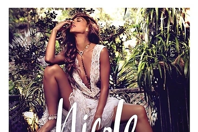 Įvertinkite jausmingą Nicole Scherzinger vaizdo klipą dainai apie išdavystę „On The Rocks“