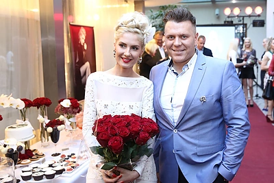 Kristinai Ivanovai dviguboje gimtadienio šventėje Andrius Brokas įteikė raudonų rožių puokštę