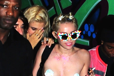 Miley Cyrus į vakarėlį atvyko krūtis prisidengusi tik spenelių lipdukais
