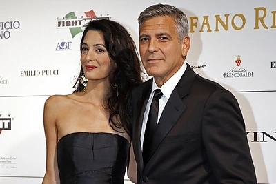 George'as Clooney per vestuves vilkės „Armani“ kostiumą