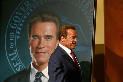 Arnoldas Schwarzeneggeris prie savo portreto