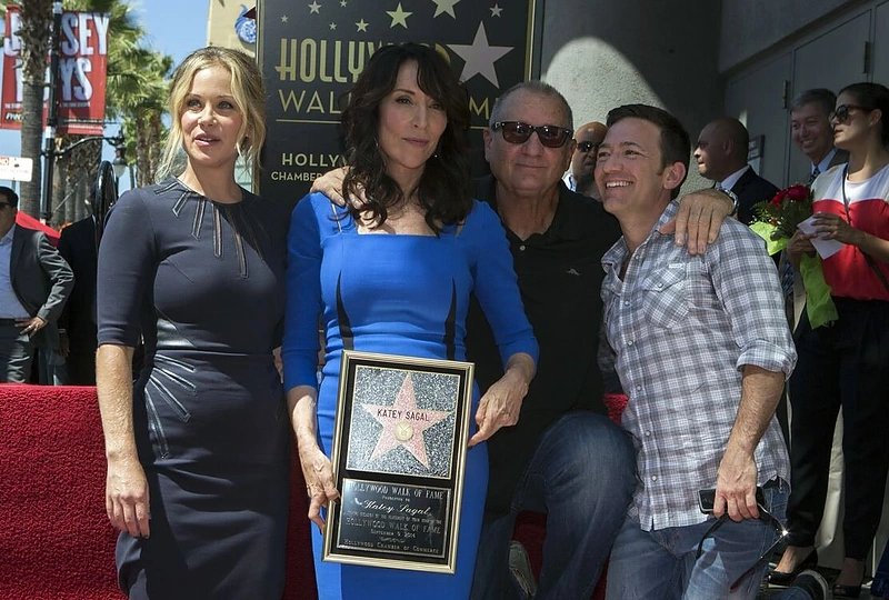 Christina Applegate, Katey Sagal, Edas O'Neillas ir Davidas Faustino