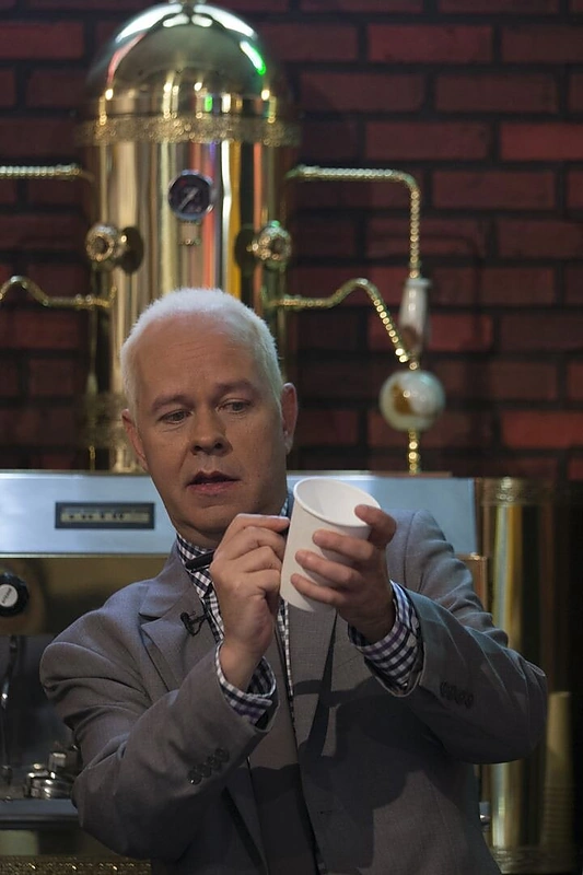 Aktorius Jamesas Michaelas Tyleris serialo „Draugai“ kavinėje „Central Perk“