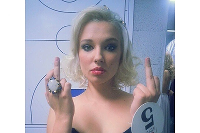 Konkurse „Mis Lietuva“ be titulo likusi Gabrielė Gutauskaitė pozavo atkišusi vidurinius pirštus