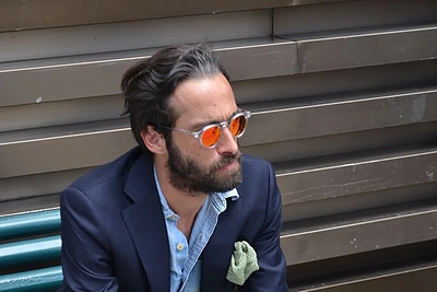 Gatvės stilius: dviprasmiškos mados žinutės ir švarko fantazijos