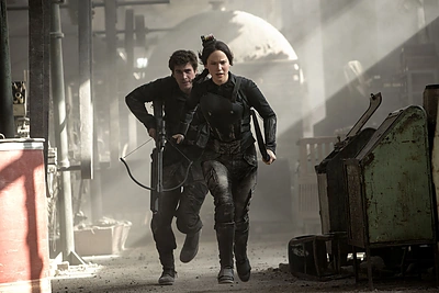 Jennifer Lawrence ir Liamas Hemsworthas filme „Bado žaidynės: Strazdas Giesmininkas. 1 dalis“