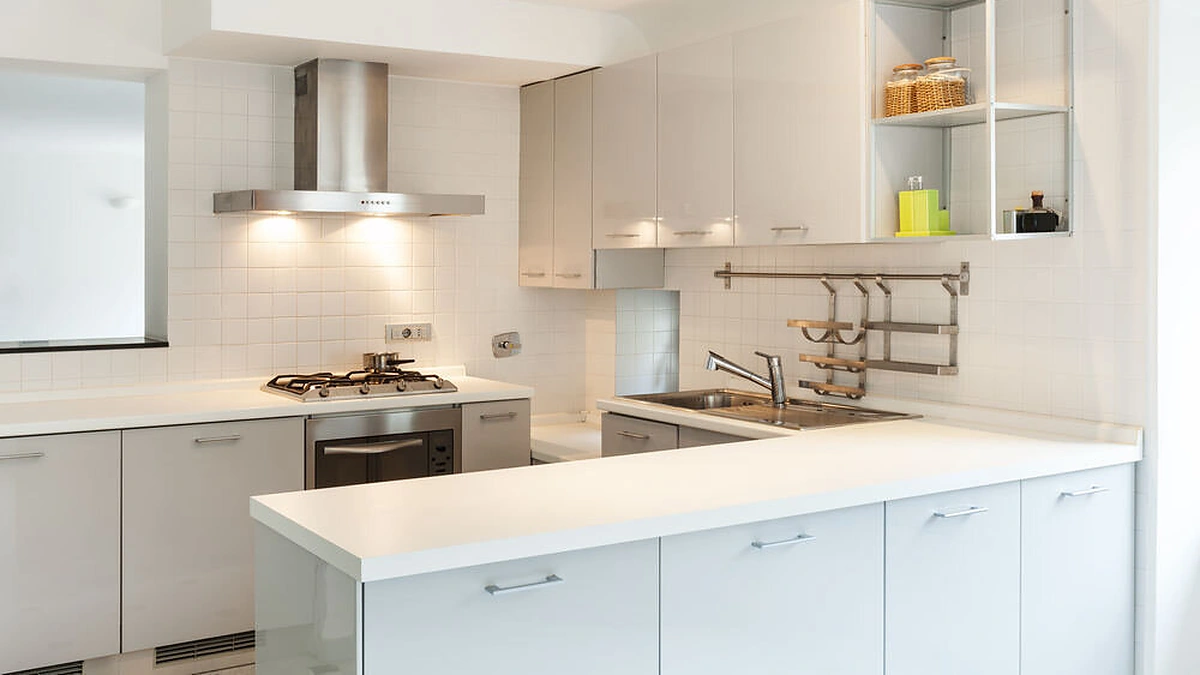 Svetainės su virtuve interjeras.