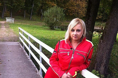 Sandra Žutautienė „TV Pagalbos“ uniformą keičia į pramoginių šokių sukneles