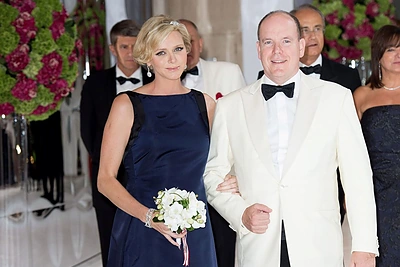 Monako kunigaikštis Albert'as su žmona Charlene parodė prieš dvi savaites gimusius dvynius