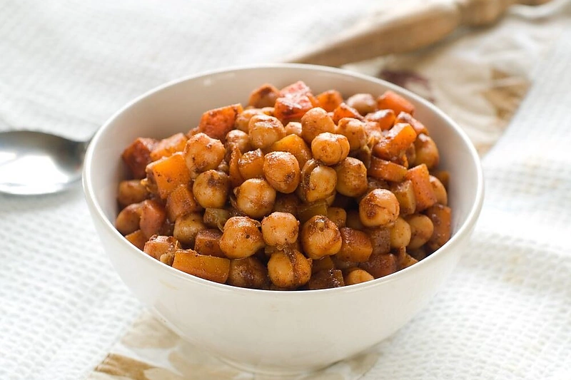 Avinžirnių salotos su morkomis, datulėmis ir riešutais