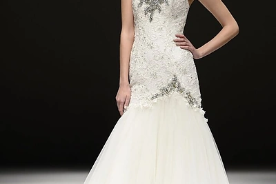 „Badgley Mischka“ kolekcijos modelis