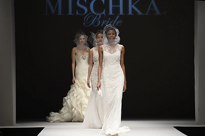 „Badgley Mischka“ kolekcijos modelis